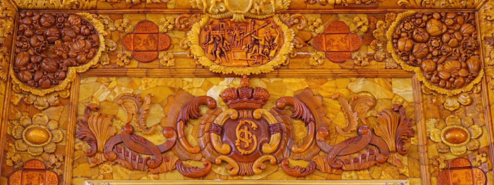 Декоративные элементы Янтарной комнаты: янтарные панно с резьбой, позолотой и мозаикой
