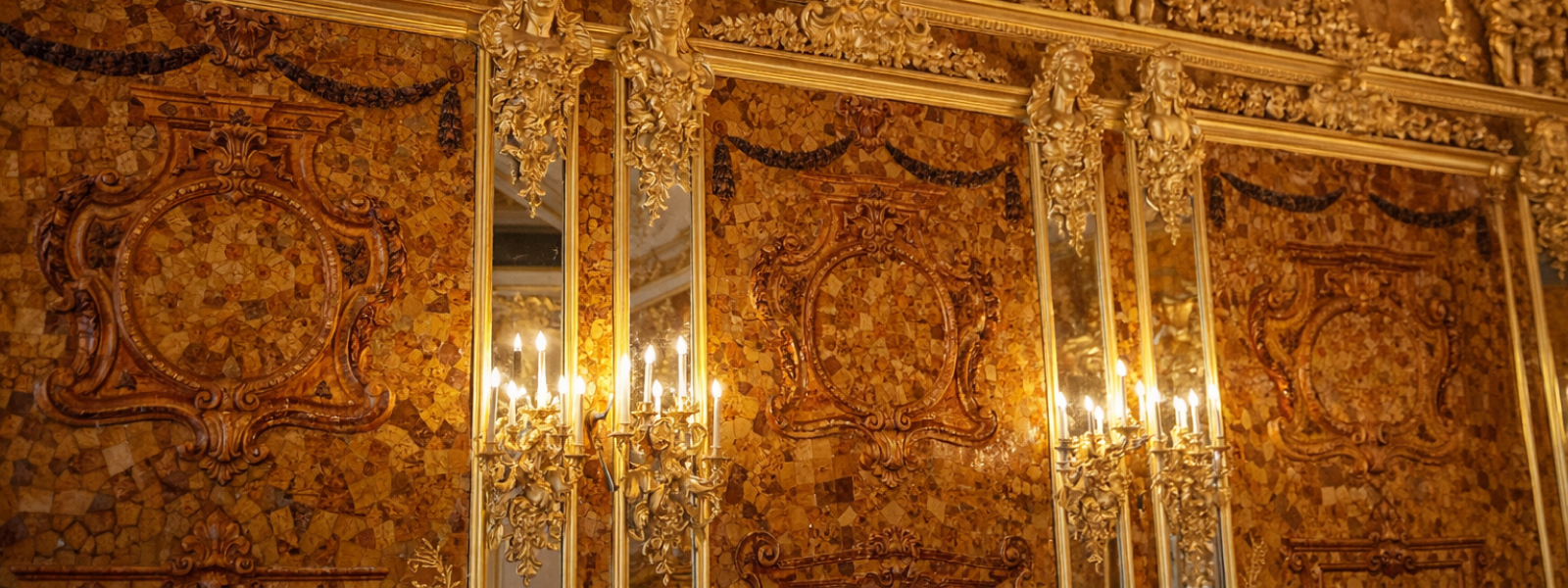 Зеркальные пилястры и янтарные панно в Янтарной комнате Екатерининского дворца