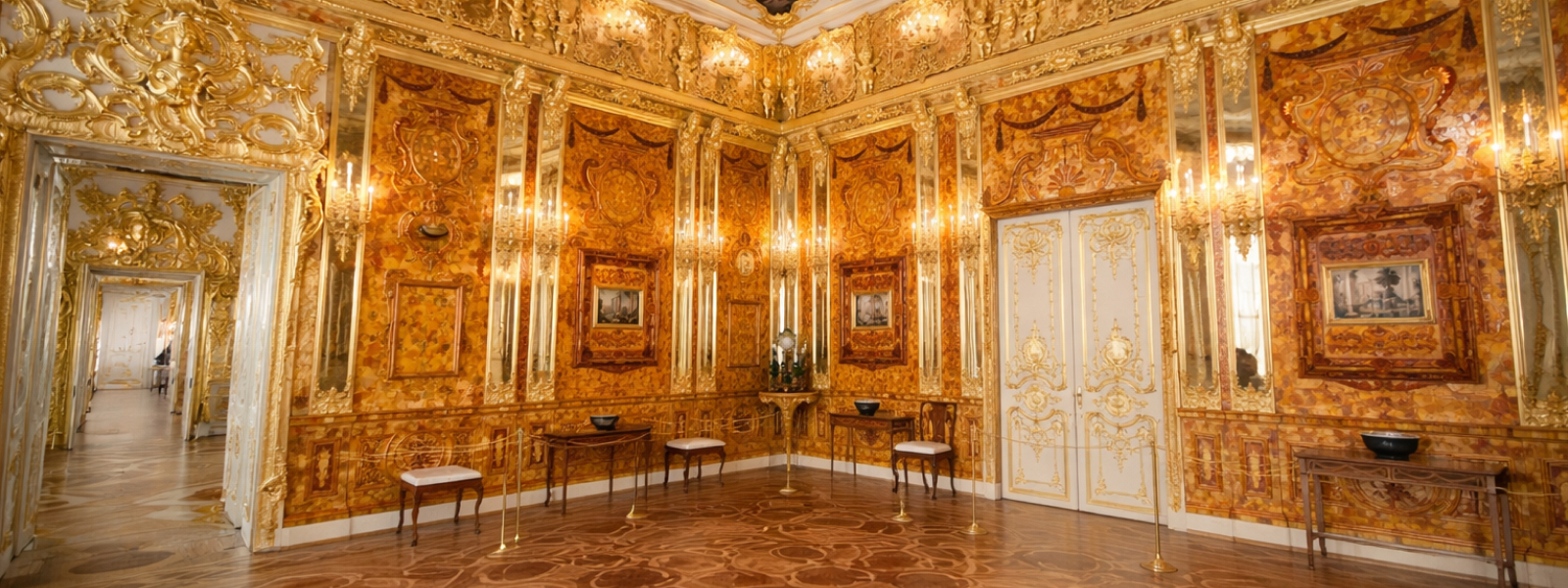 Янтарная комната в Екатерининском дворце: общий вид зала с янтарными панно и позолотой