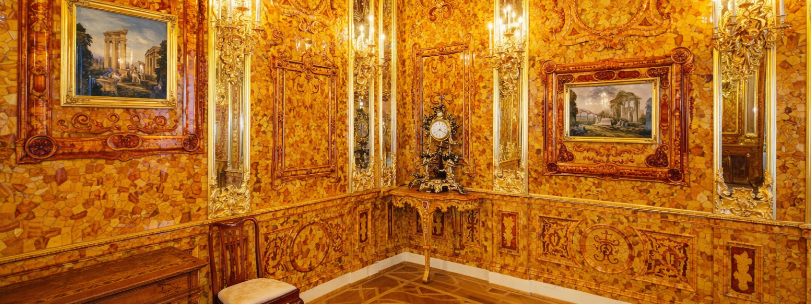 Интерьер Янтарной комнаты: янтарные панели, зеркальные пилястры и декоративная отделка