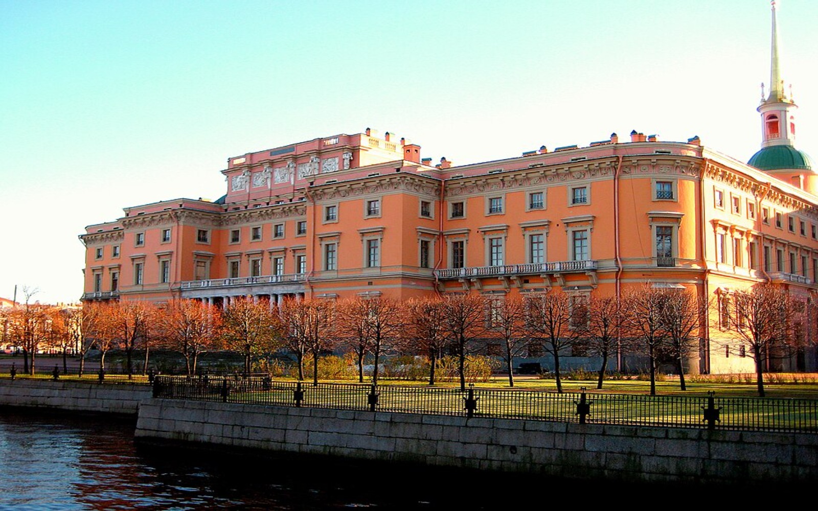 Михайловский замок. Фасад с реками Мойки