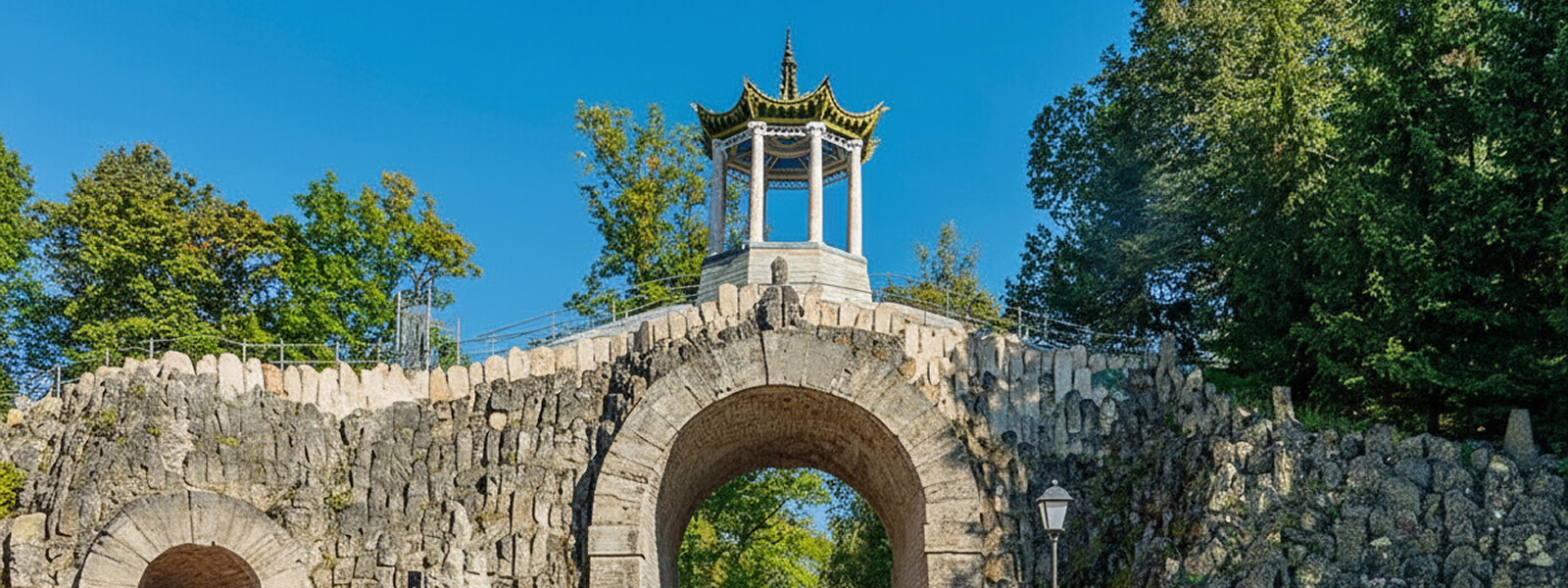 Мост в Александровском парке в Пушкине, Царское Село - живописный переход через воду среди аллей