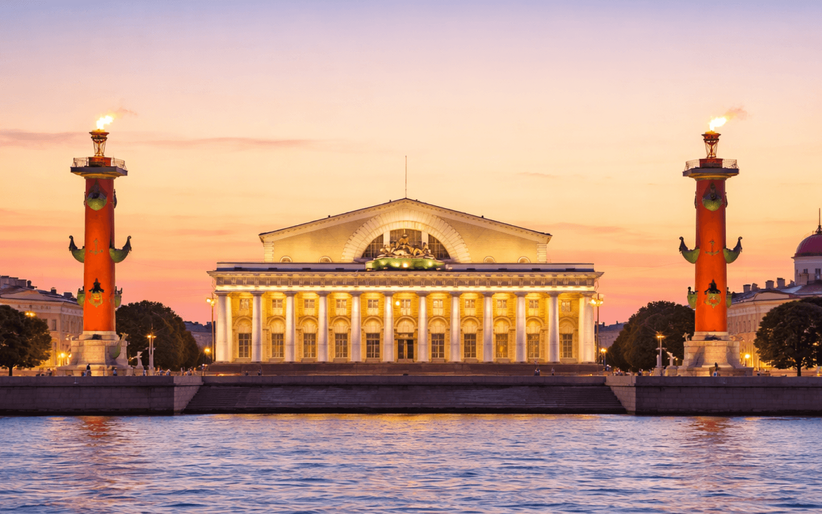 Биржа и ростральные колонны вечером на Стрелке Васильевского острова