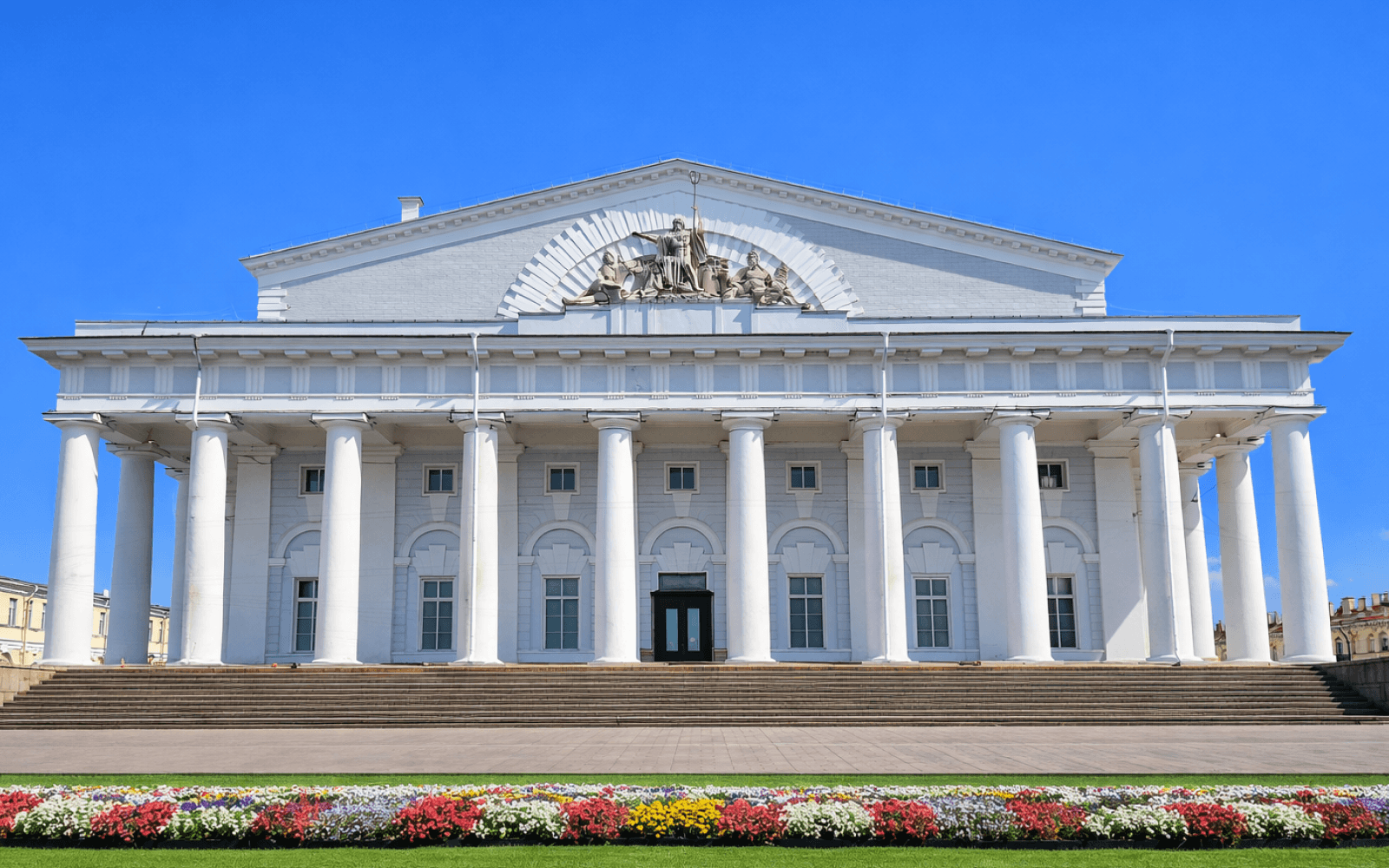 Здание Биржи на Стрелке Васильевского острова в Санкт-Петербурге