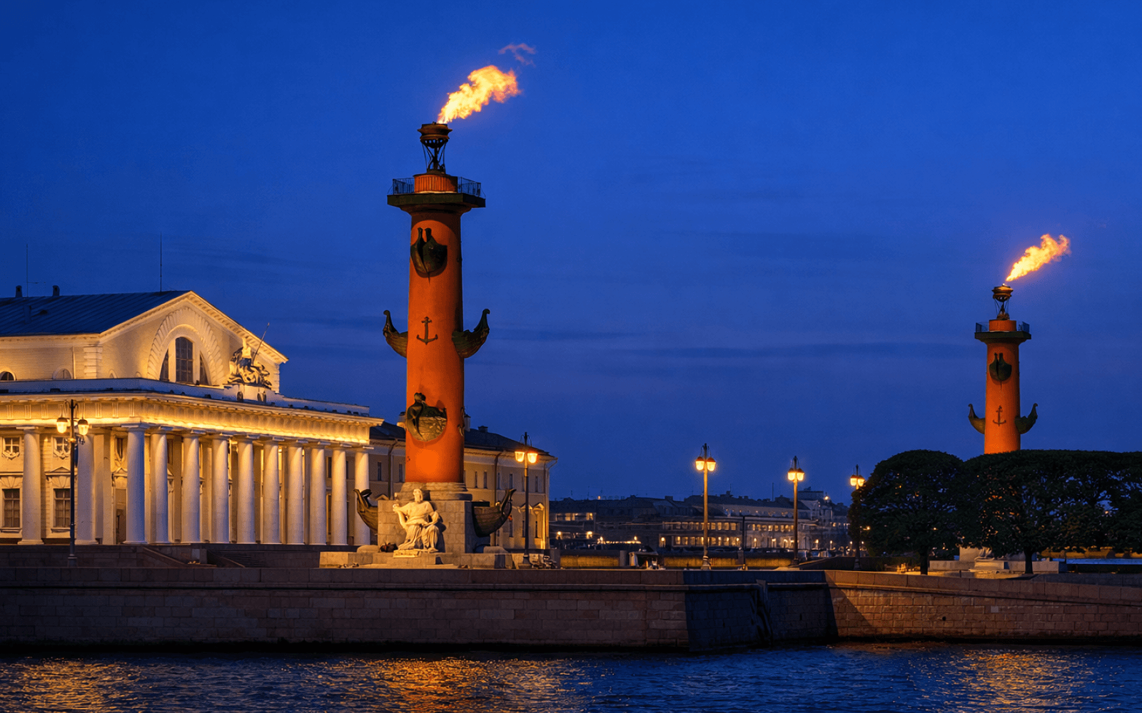 Ростральные колонны вечером на Стрелке Васильевского острова