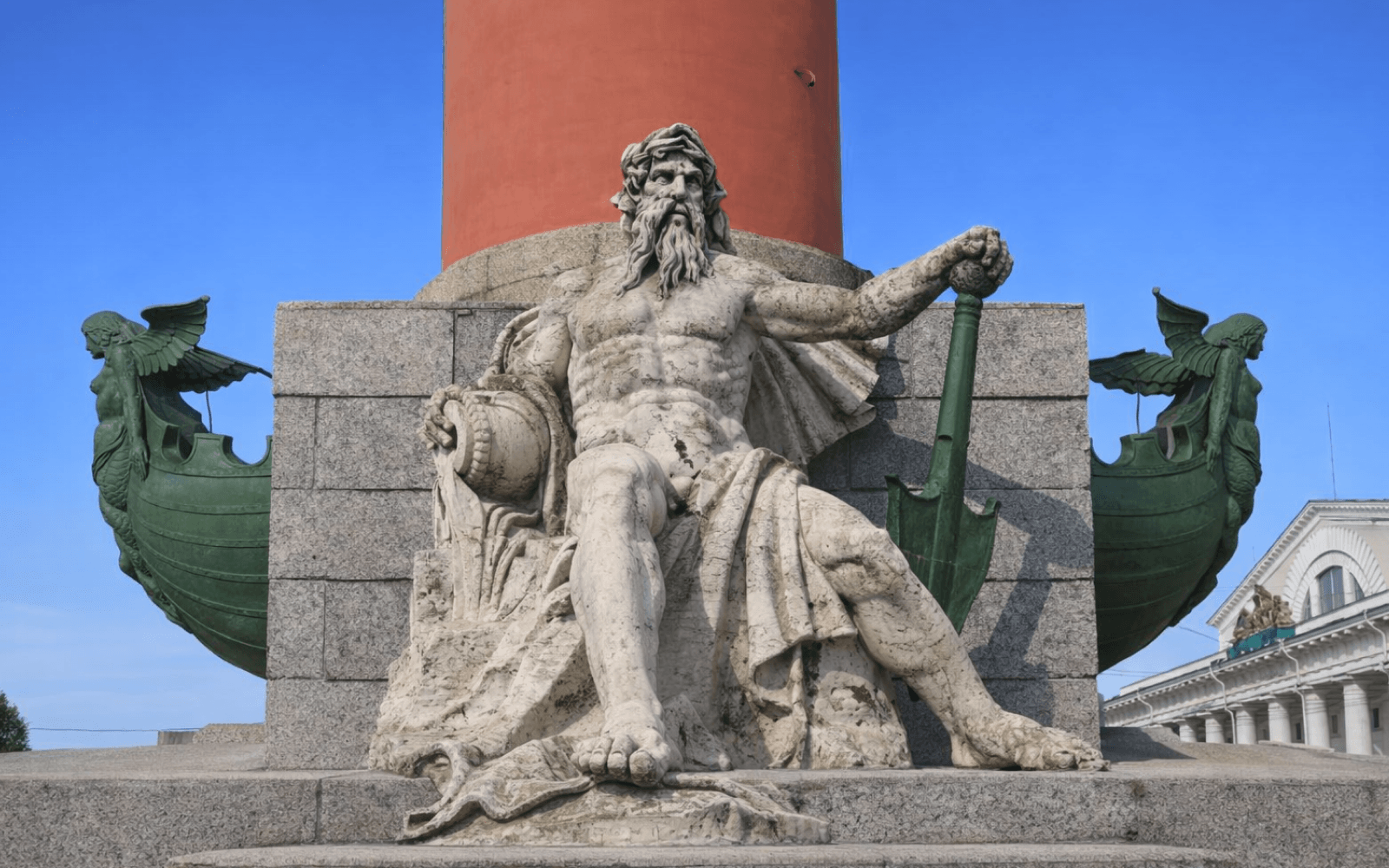 Статуя у ростральной колонны на Стрелке Васильевского острова в Санкт-Петербурге