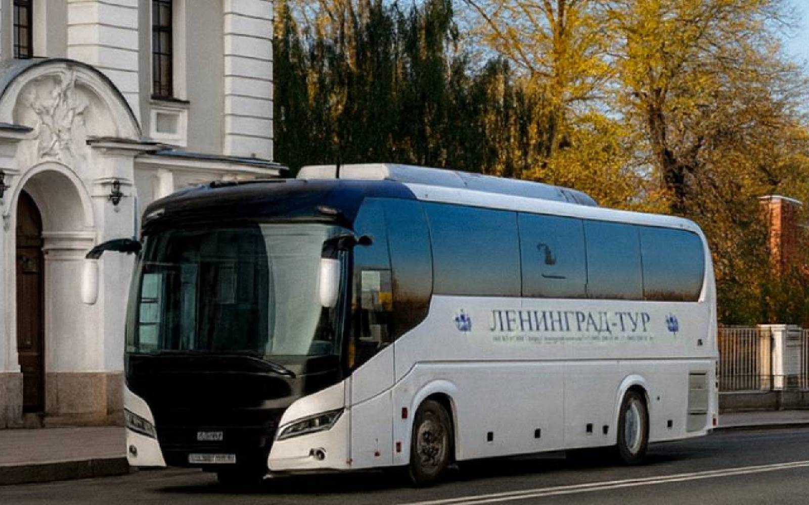 Автобус Ленинград-Тур для путешествий по Санкт-Петербургу