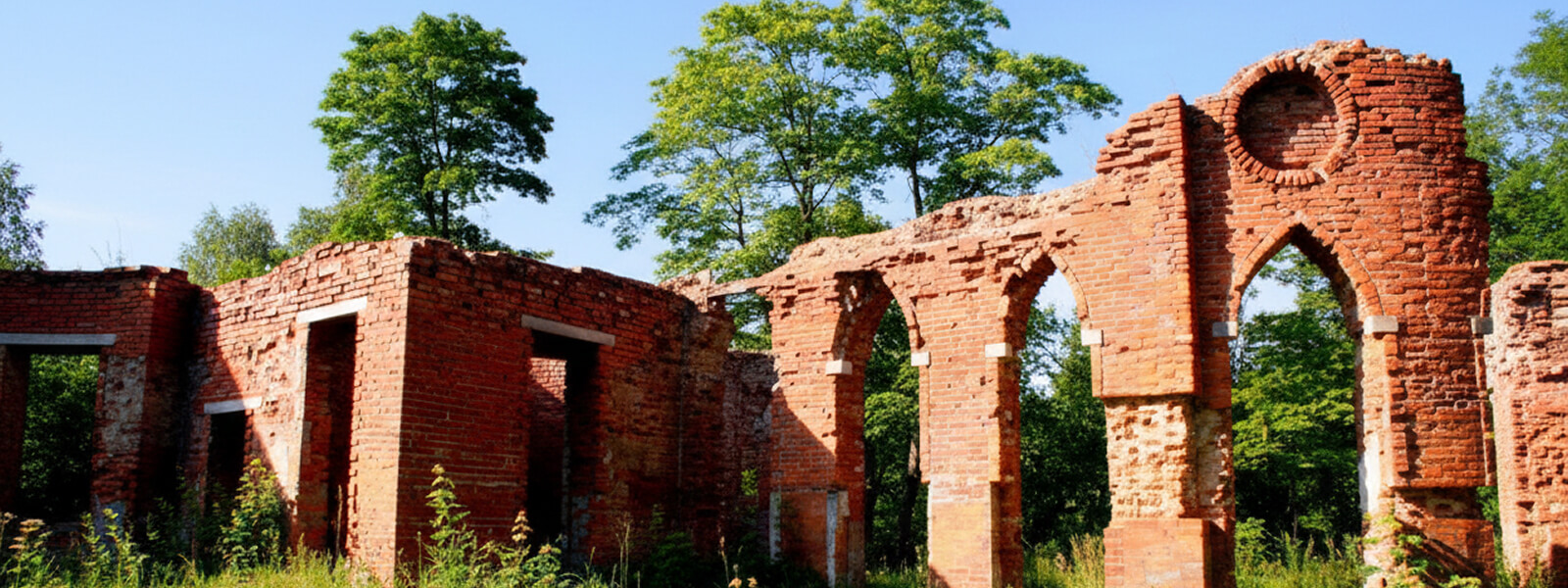 Руины Баболовского дворца в Пушкине - готический павильон в Баболовском парке