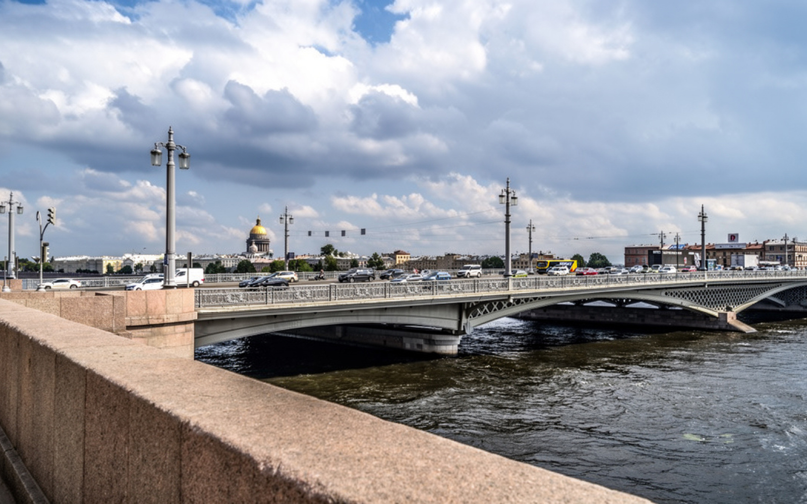 Благовещенский мост днём