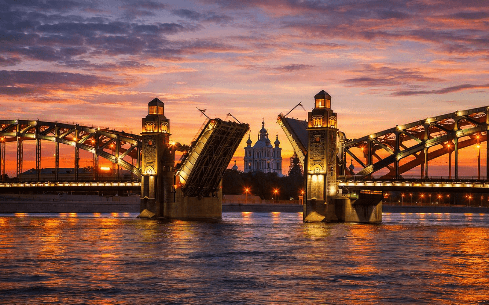 Большеохтинский мост ночью в Санкт-Петербурге