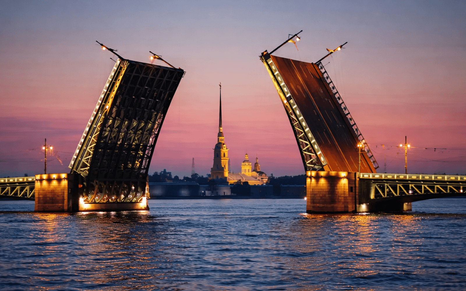 Дворцовый мост во время развода ночью в Санкт-Петербурге