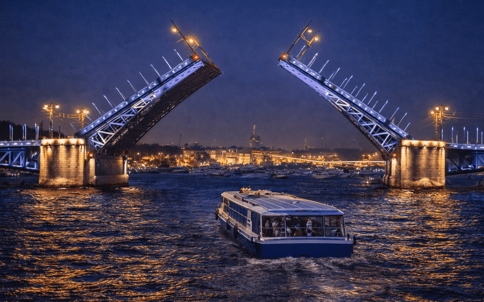 Водная прогулка на теплоходе во время развода мостов в Санкт-Петербурге
