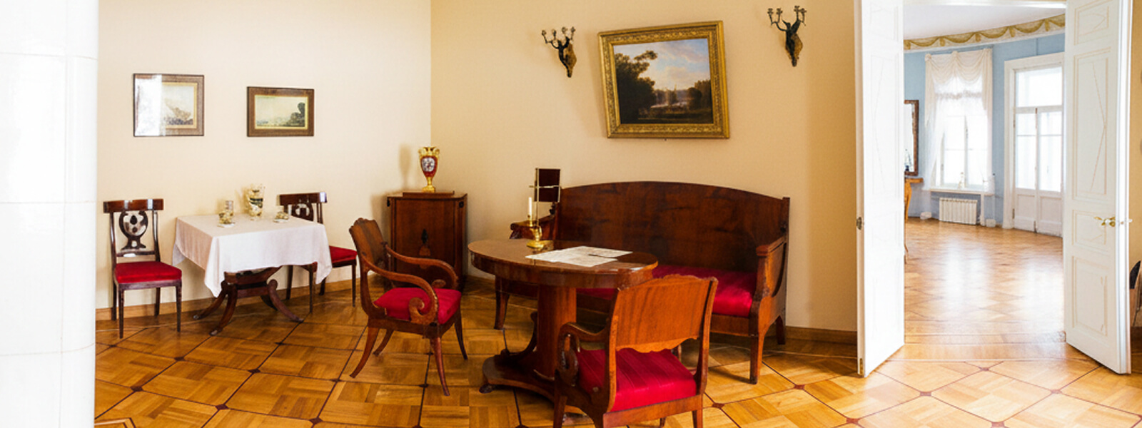 Комната в Музее-даче А. С. Пушкина - восстановленный интерьер XIX века в даче Китаевой