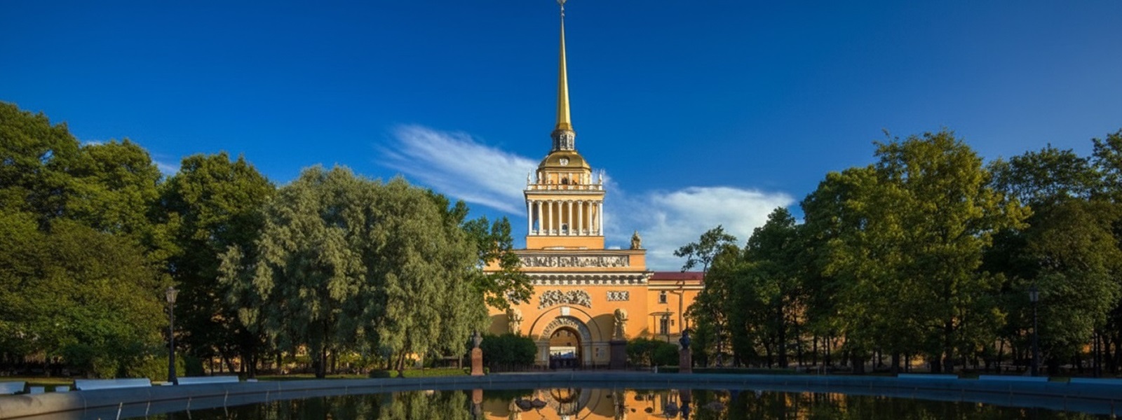 Здание Адмиралтейства в Санкт-Петербурге — историческое сооружение со шпилем и корабликом
