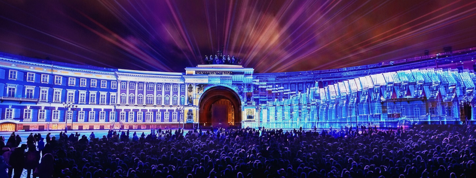 Мероприятие на Дворцовой площади — концерт или массовое событие на фоне архитектурного ансамбля