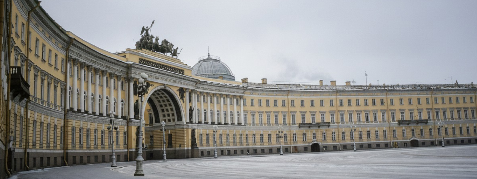 Здание Главного штаба на Дворцовой площади — фасад с Триумфальной аркой архитектора Карла Росси