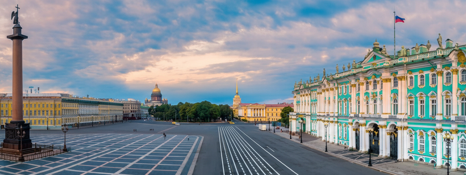 Зимний дворец на Дворцовой площади в Санкт-Петербурге — главная доминанта ансамбля и часть Государственного Эрмитажа