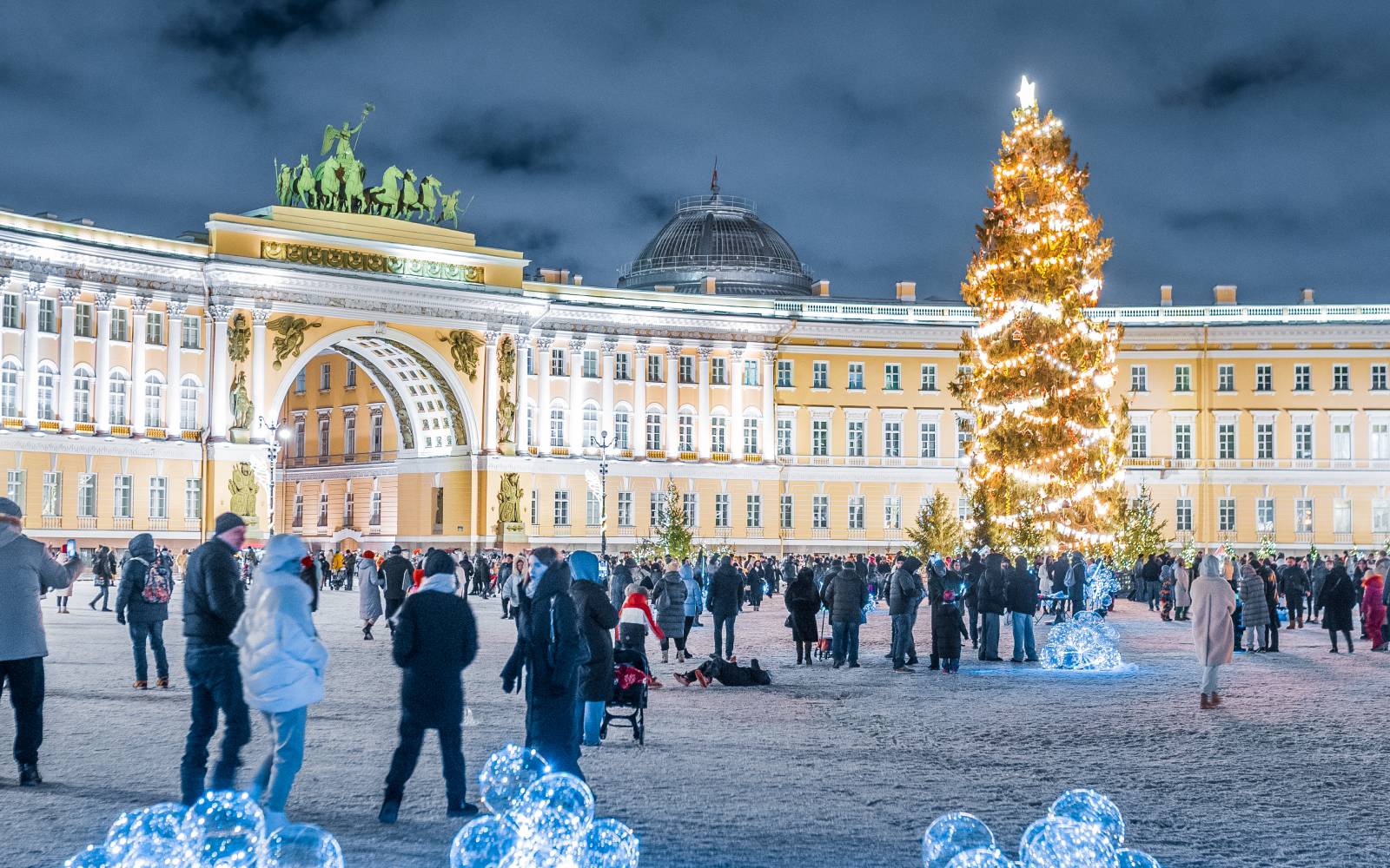 Эрмитаж и Дворцовая площадь в Санкт-Петербурге