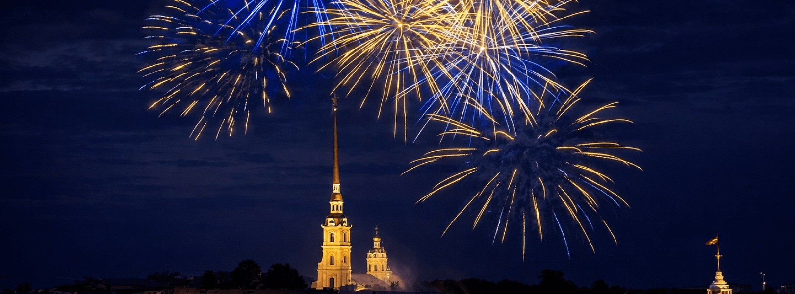 Праздничный салют у Петропавловской крепости в Санкт-Петербурге 23 февраля