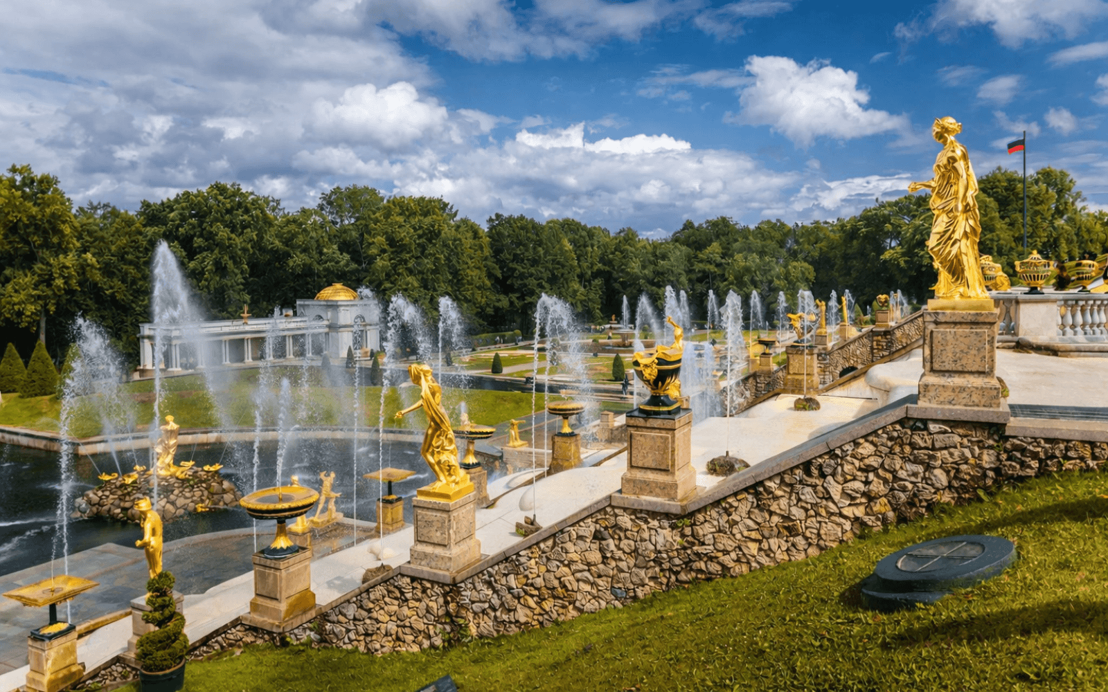 Водопадные лестницы Большого каскада в Петергофе