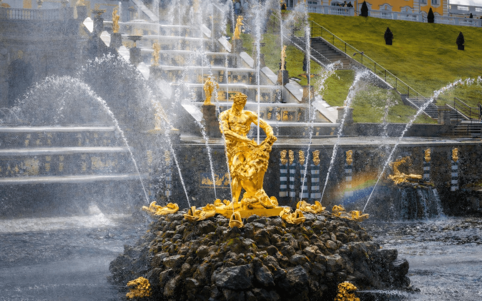 Фонтан Самсон в Большом каскаде Петергофа