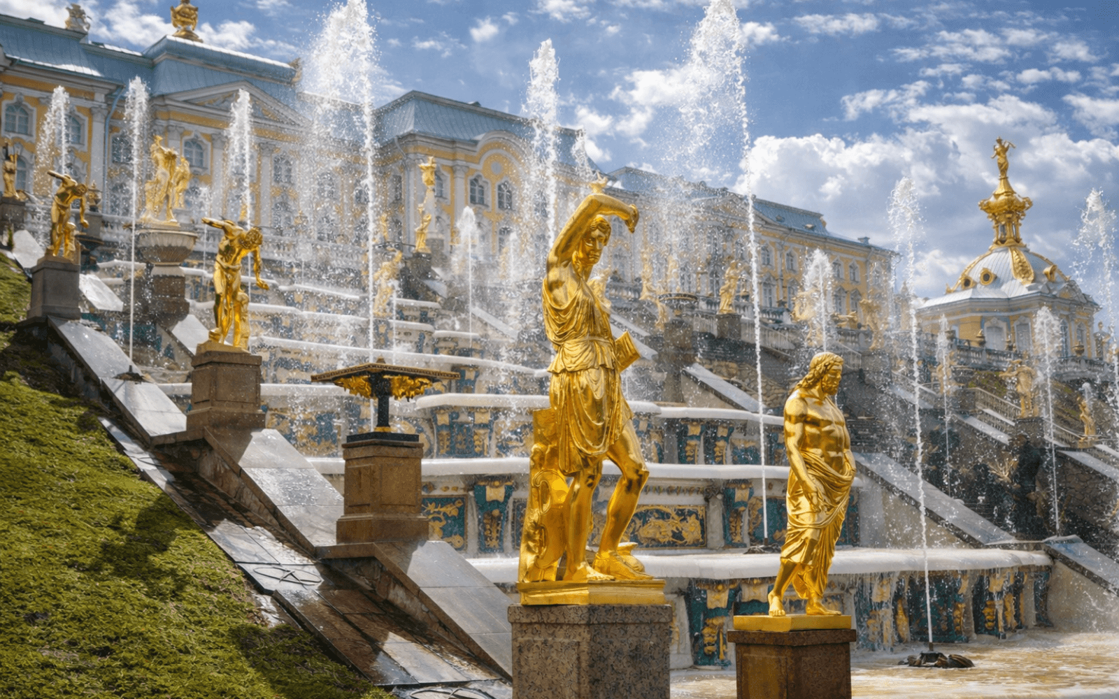 Золотые статуи Большого каскада в Петергофе