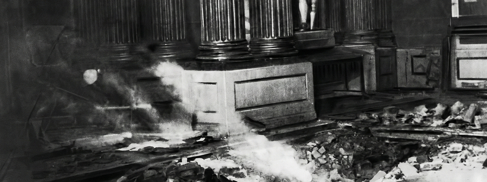 Дыра в полу Эрмитажа от авиабомбы во время блокады: следы разрушений и последствия обстрелов