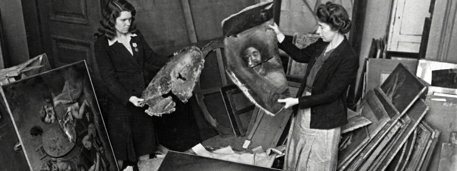 Работницы Эрмитажа упаковывают картины в индивидуальные ящики перед эвакуацией экспонатов во время войны
