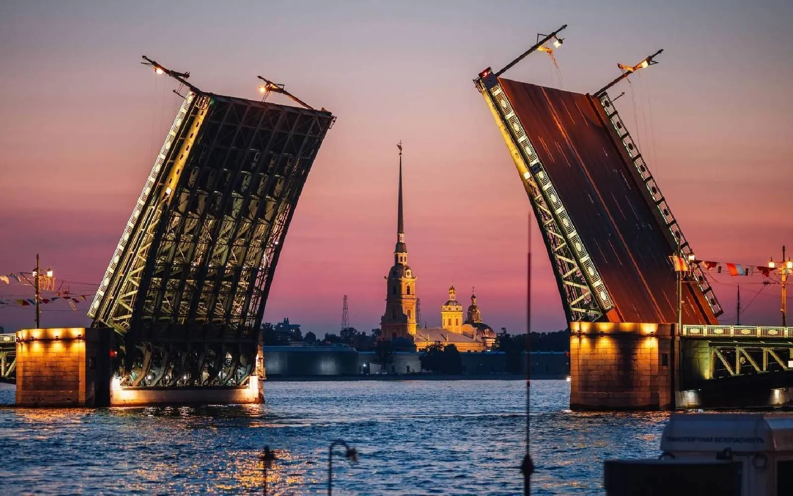 Водные прогулки и развод мостов в Санкт-Петербурге летом