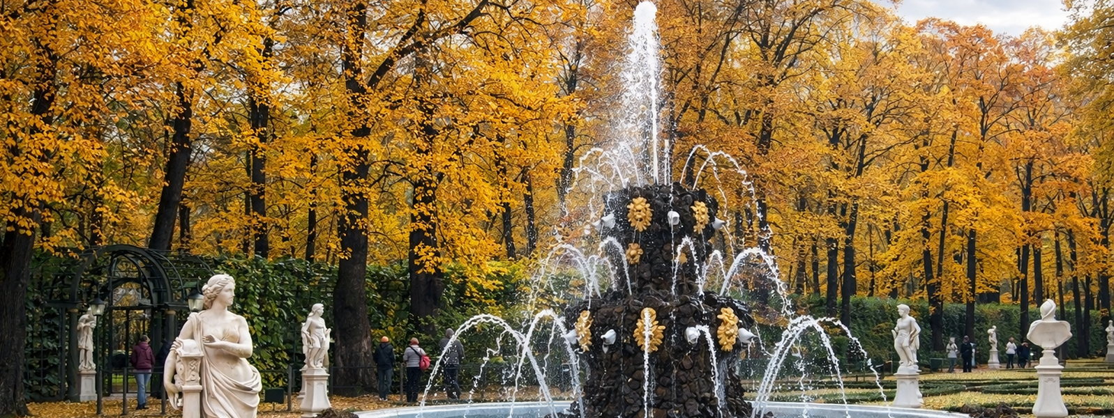 Фонтан в Летнем саду Санкт-Петербурга: струи воды среди зелени и аллей