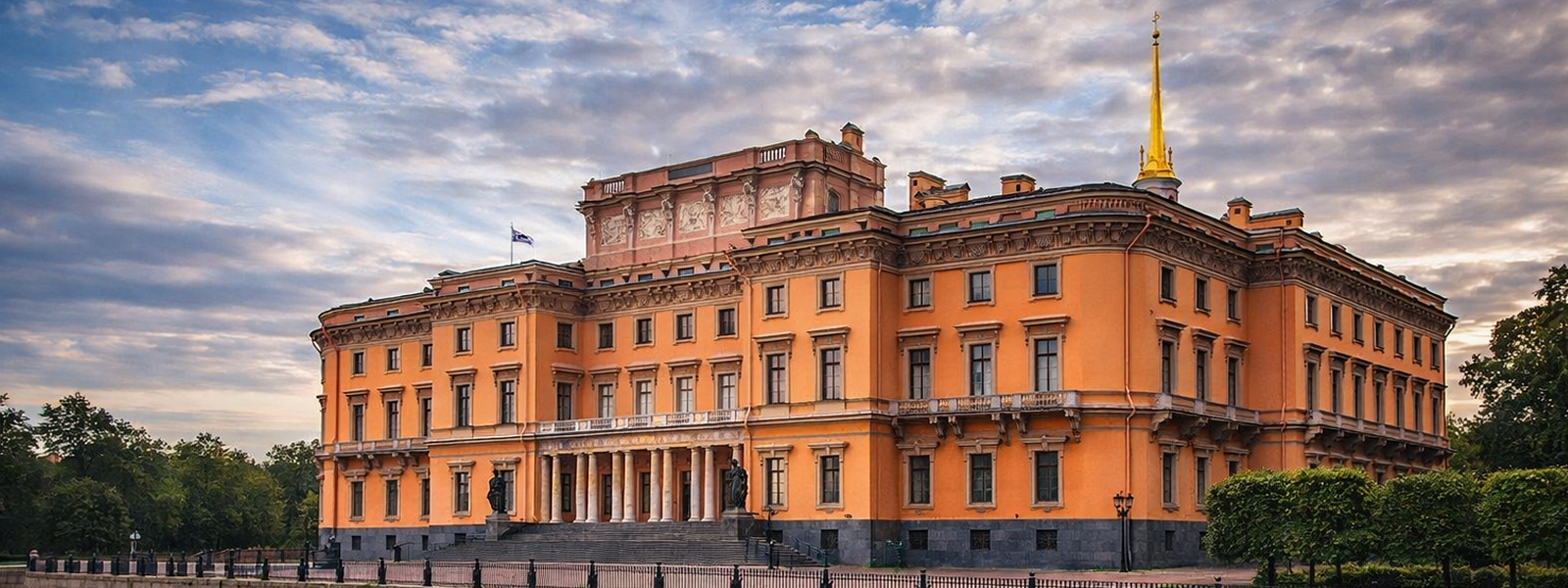 Михайловский замок в Санкт-Петербурге рядом с Летним садом: вид на исторический дворец