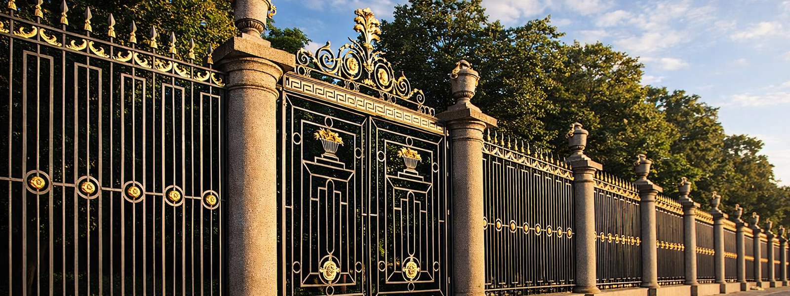 Кованая ограда Летнего сада в Санкт-Петербурге со стороны Невы: художественное литьё и ажурный узор