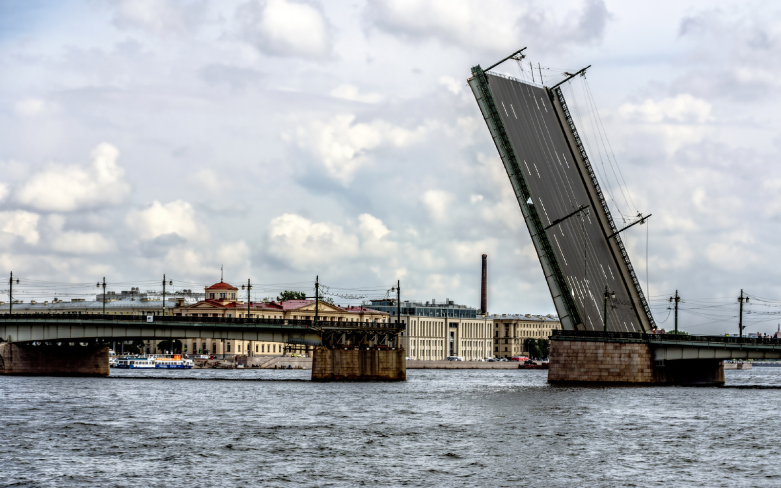 Разведённый Литейный мост