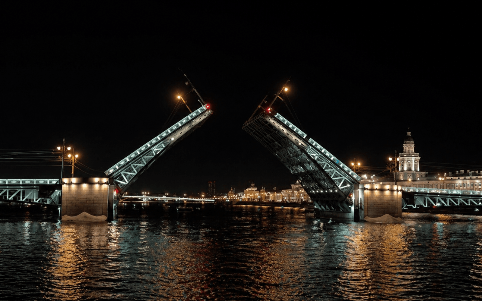 Разводной мост в Санкт-Петербурге во время теплоходной прогулки