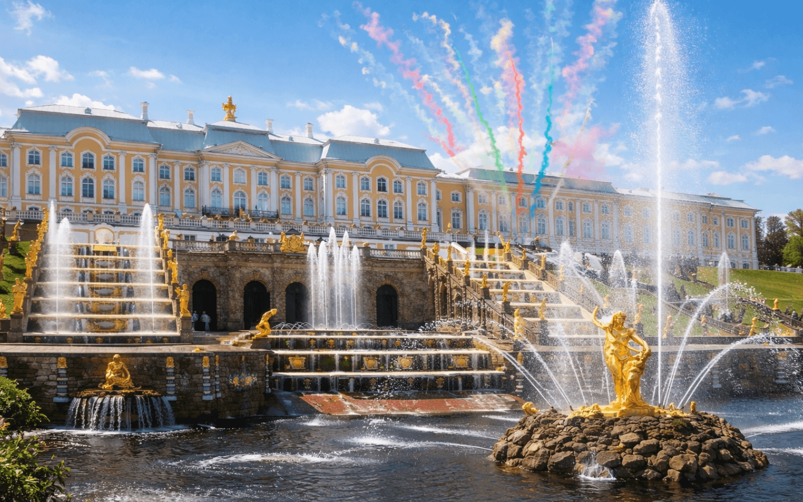 Праздник открытия фонтанов в Петергофе в мае