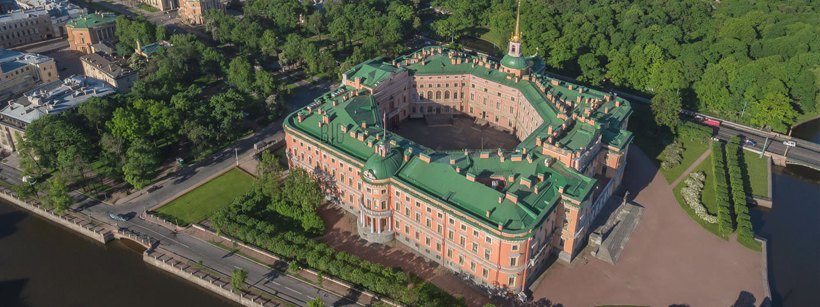 Вид сверху на Михайловский замок: квадратное здание со скругленными углами и внутренним двором