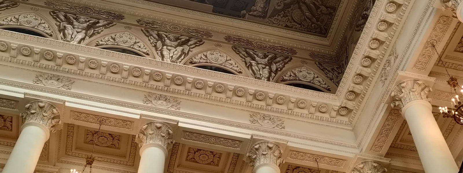 Фриз и капители коринфского ордера в Михайловском дворце