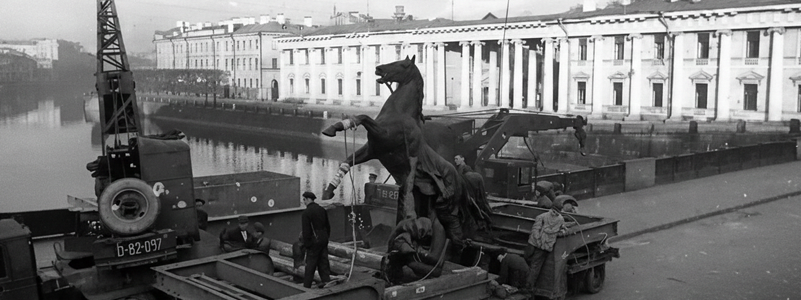 Конь с Аничкова моста во время блокады Ленинграда: эвакуация скульптур и следы обстрелов на постаментах