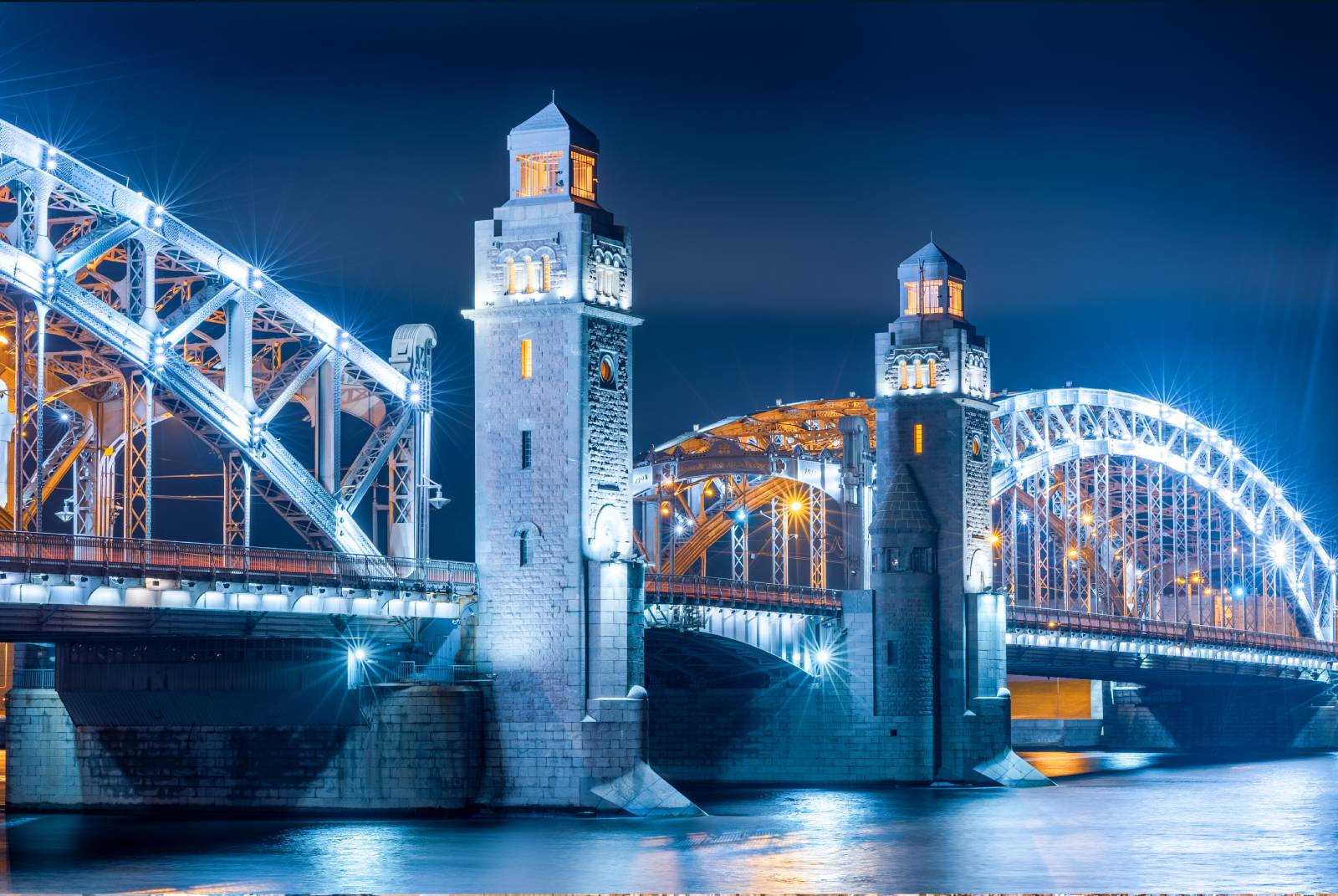 Вечерняя набережная Невы и мосты в Санкт-Петербурге