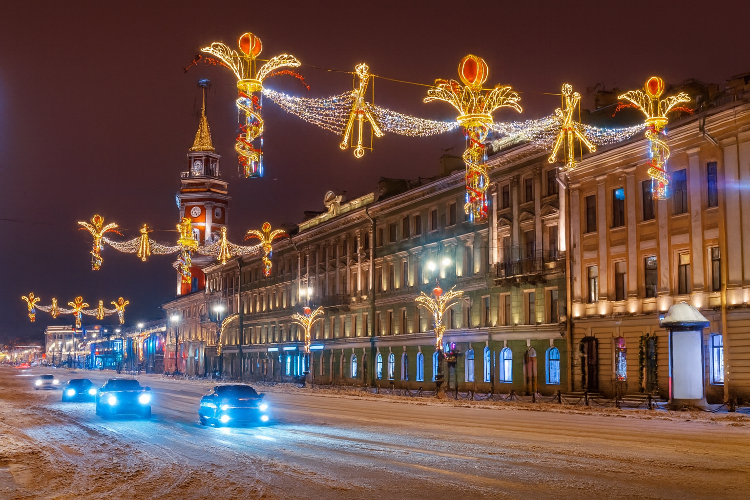 Невский проспект вечером в Санкт-Петербурге