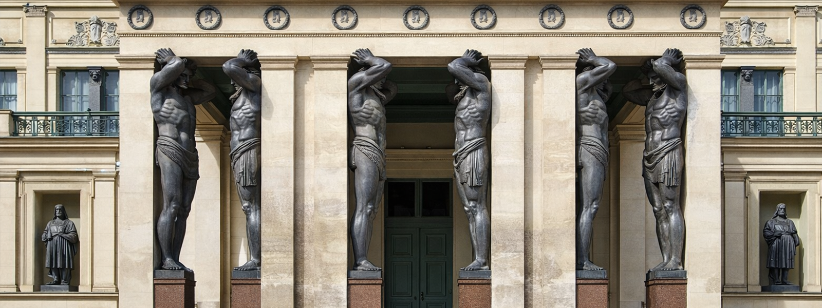 Атланты Нового Эрмитажа: десять гранитных фигур у входа со стороны Миллионной улицы, символ здания и главная точка притяжения посетителей
