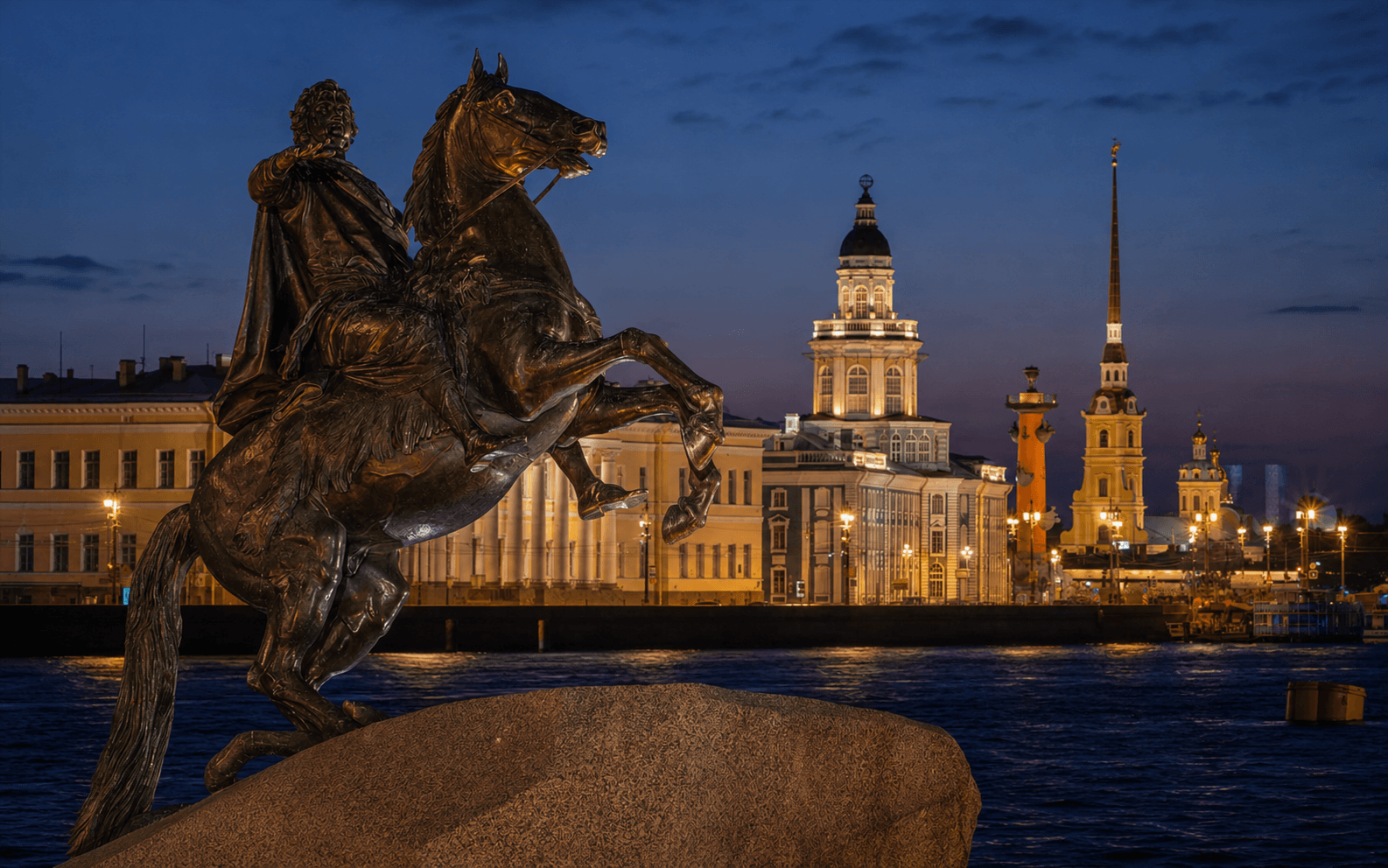 Памятник Петру I ночью в Санкт-Петербурге
