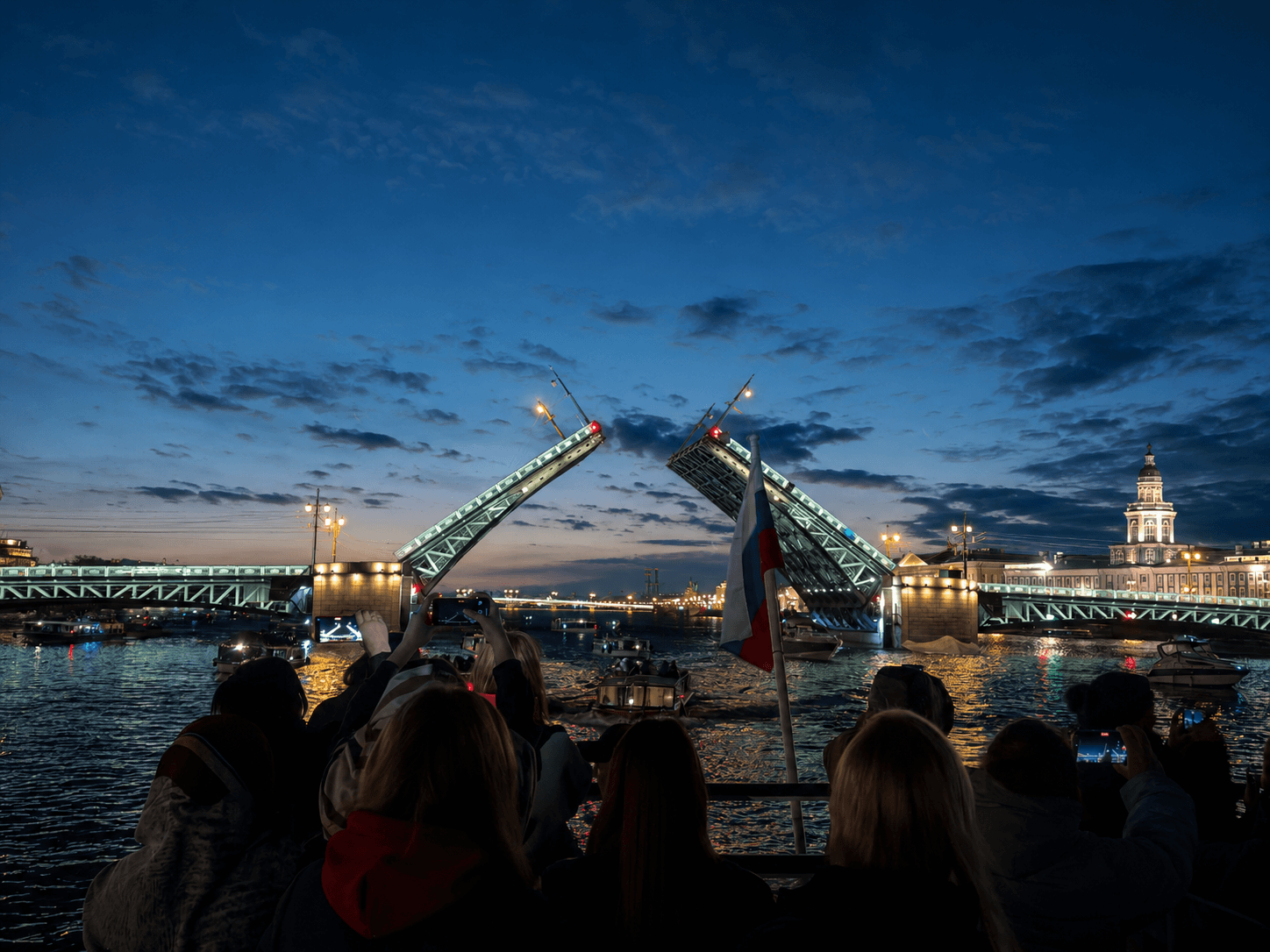 Разводной мост в ночном Петербурге