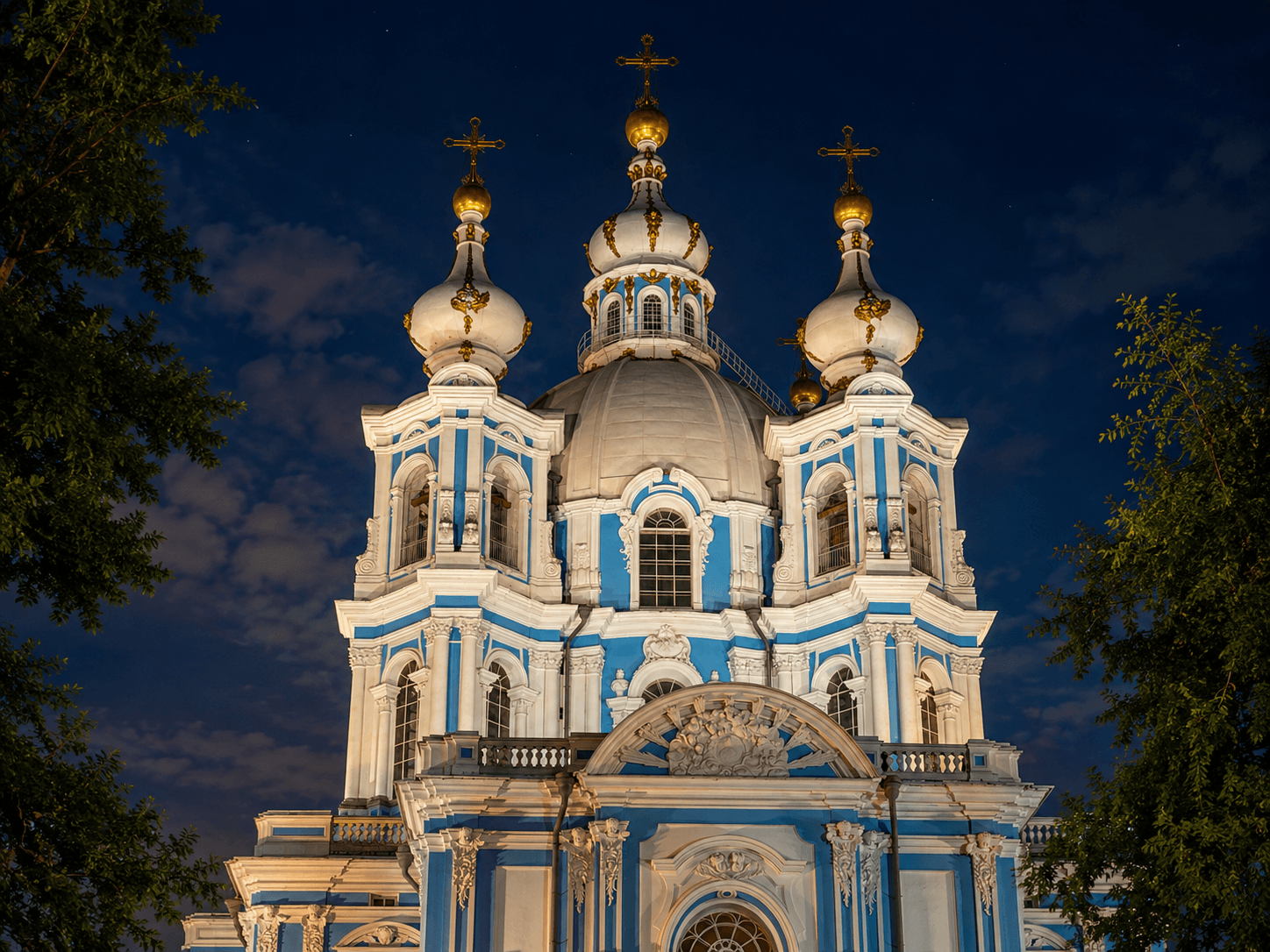 Смольный собор ночью в Санкт-Петербурге