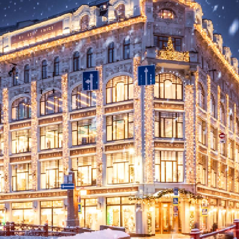 Невский проспект в новогодних огнях