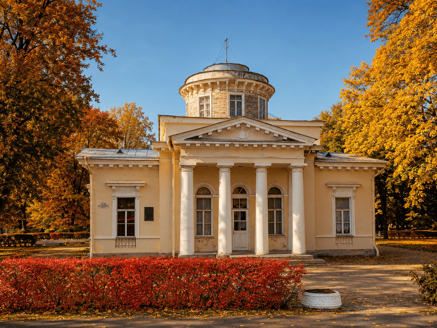 Осенний парк у дворца в Санкт-Петербурге