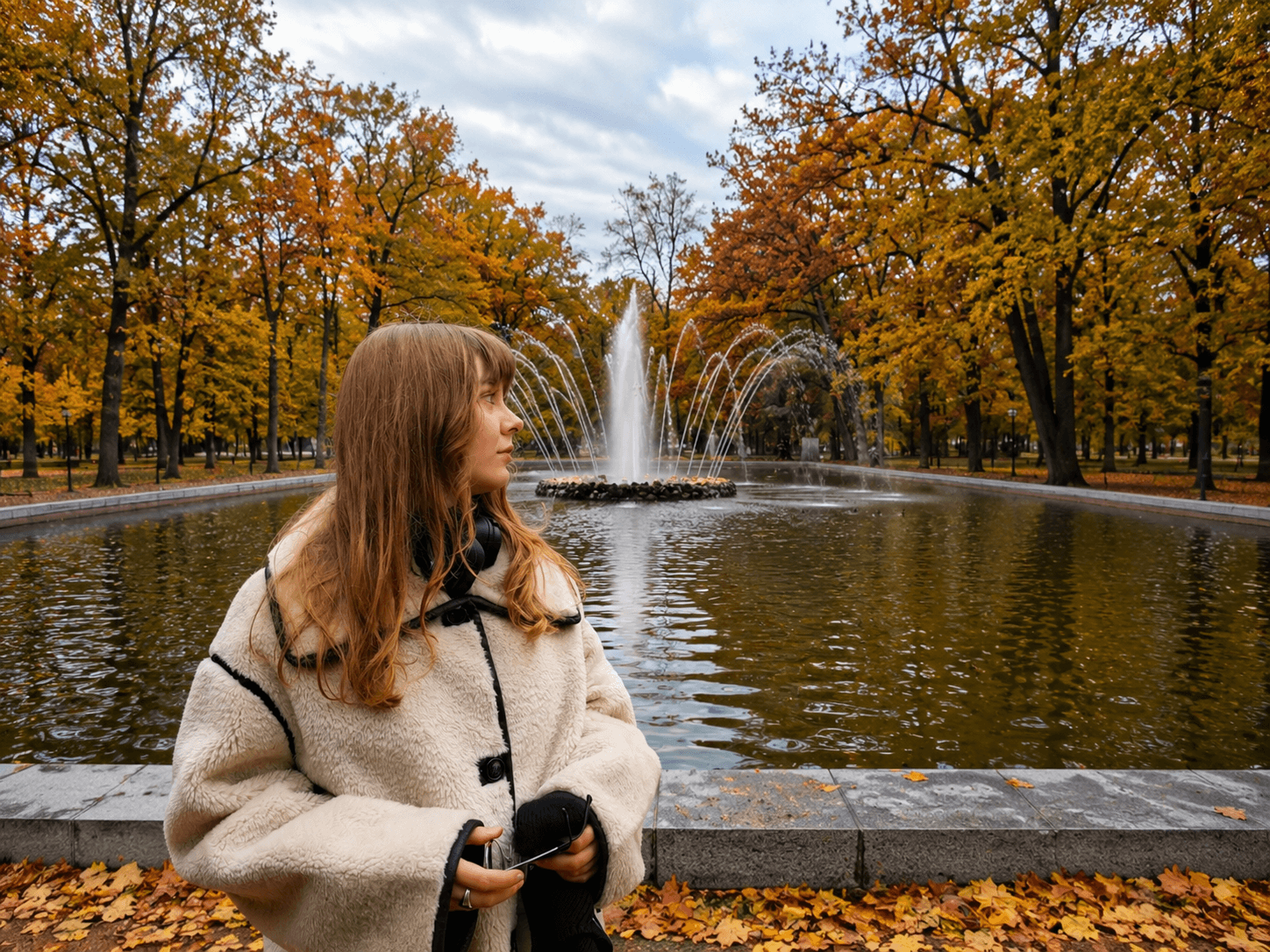 Осенняя прогулка у фонтана в Петергофе