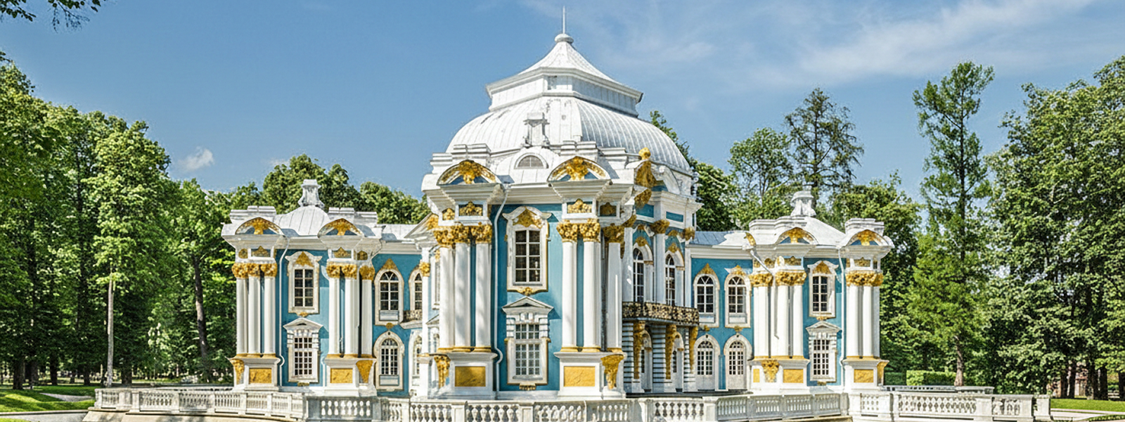 Эрмитаж в Царском Селе: павильон Эрмитаж на острове Екатерининского парка в городе Пушкин, вид с воды