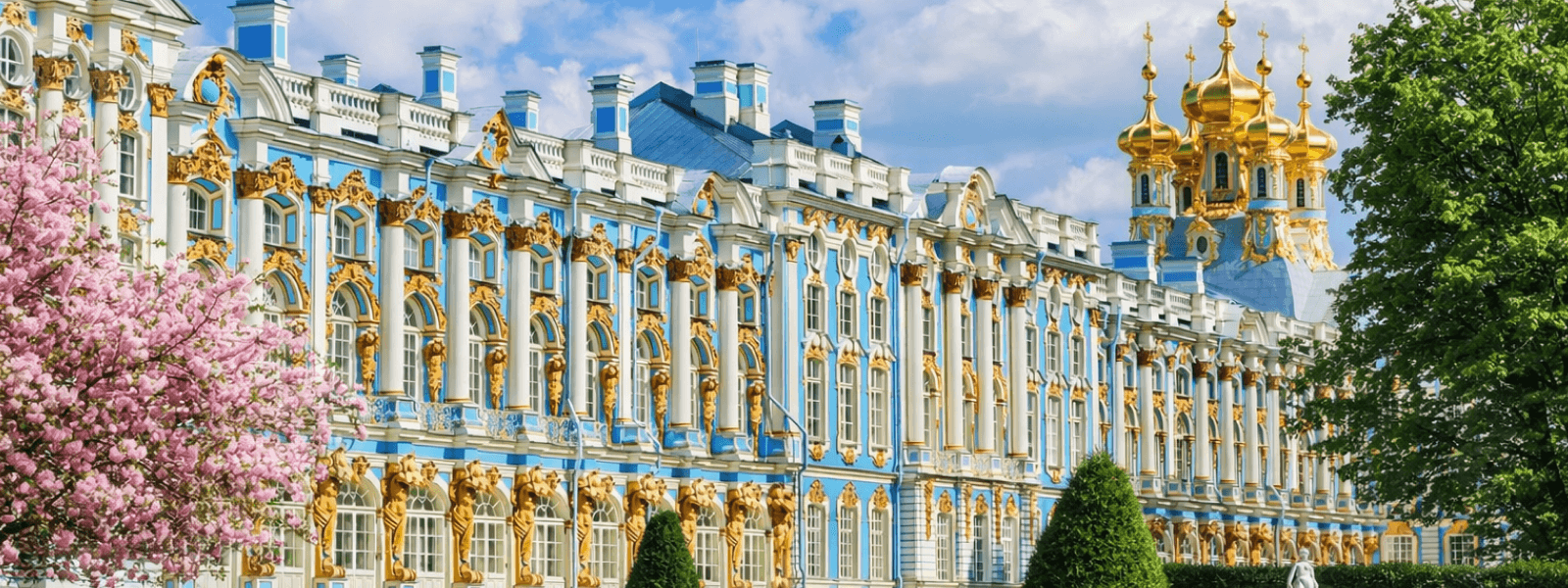 Екатерининский дворец в Пушкине весной: фасад дворца и парк