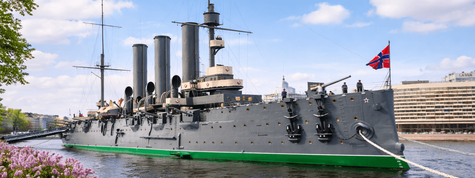 Крейсер Аврора весной: вид на борт корабля и Неву